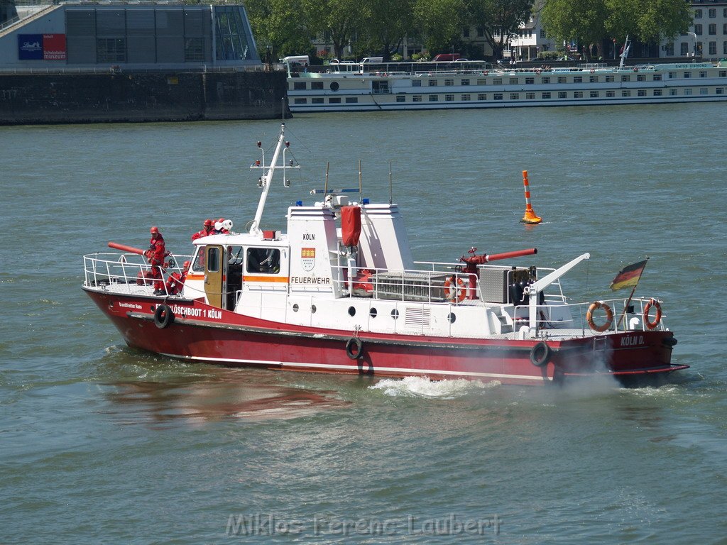 Einsatz Loeschboote Hoehenretter Koeln unter Severinsbruecke P021.JPG